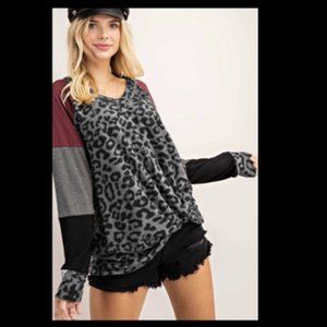TWIST HEM ANIMAL COLOR BLOCK TOP